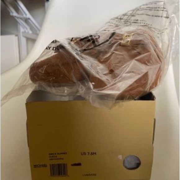 Michael Kors slippers, Brand new, never worn, comes in box but no top lid - Picture 2 of 2